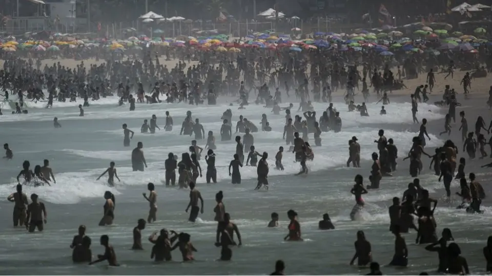 Coronavirus: Brasileños relajan cuidados contra Covid-19 y llenan playas