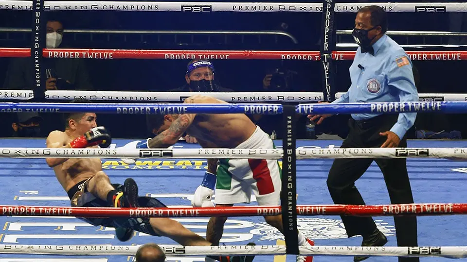Leo Santa Cruz sufrió impresionante nocaut y no pudo ser campeón en 5 divisiones