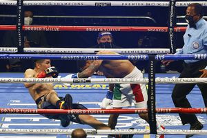 Leo Santa Cruz sufrió impresionante nocaut y no pudo ser campeón en 5 divisiones