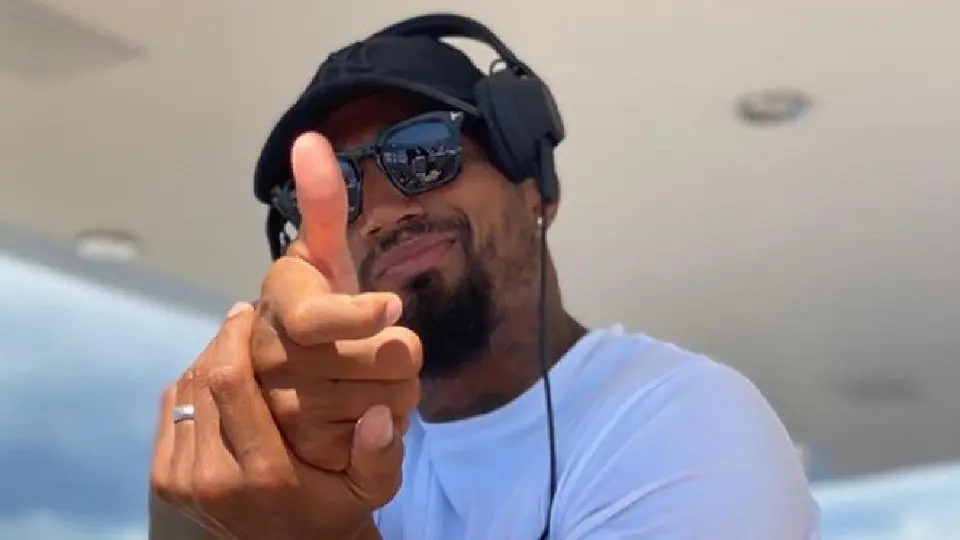 Video: Kevin-Prince Boateng saltó 10 metros desde su yate y retó a Ibrahimovic