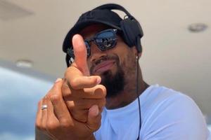 Video: Kevin-Prince Boateng saltó 10 metros desde su yate y retó a Ibrahimovic