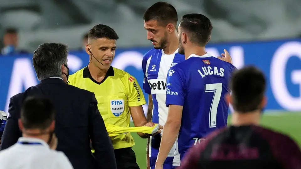 LaLiga: Árbitro del Real Madrid vs Alavés sufrió una lesión y tuvo que dejar el partido