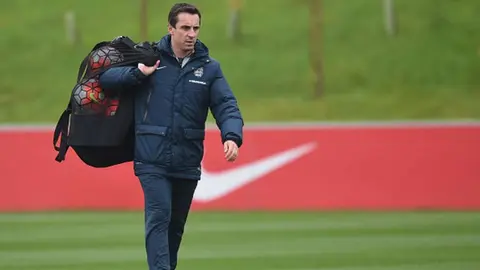 Gary Neville arremetió contra futbolistas que no manejan sus redes sociales