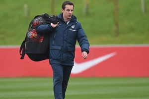 Gary Neville arremetió contra futbolistas que no manejan sus redes sociales