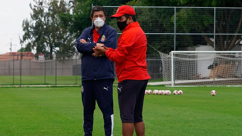 Chivas: Luis Fernando Tena volvió a los entrenamientos del Guadalajara