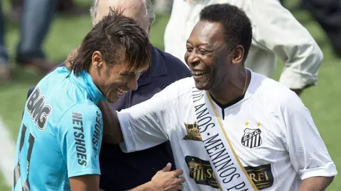 Pelé y Neymar intercambiaron elogios en el cumpleaños de O Rei