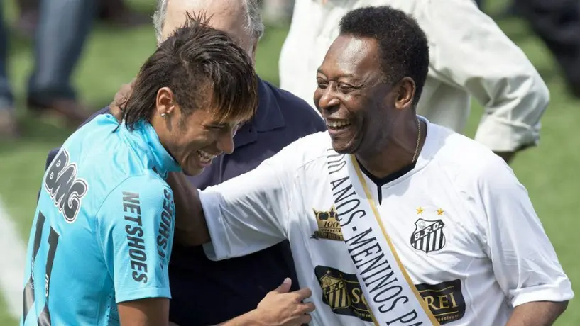 Pelé y Neymar intercambiaron elogios en el cumpleaños de O Rei