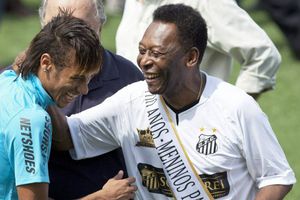Pelé y Neymar intercambiaron elogios en el cumpleaños de O Rei