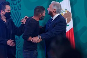 Video: Espontáneo se coló a 'La Mañanera' y abordó a Andrés Manuel López Obrador