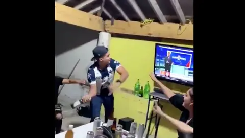 Video: Aficionado de Rayados rompió una pantalla tras eliminación vs Puebla