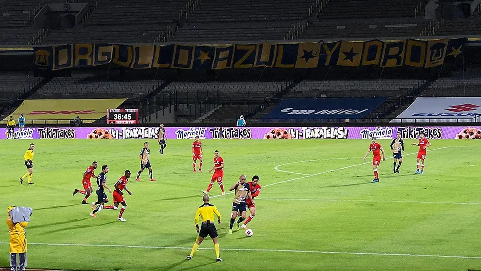 Pumas: La Rebel colocó manta en la tribuna para el juego contra Toluca