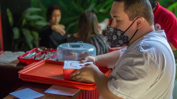 Fernando Navarro, satisfecho tras la inauguración de su primer restaurante inclusivo