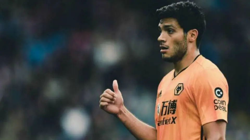 Raúl Jiménez: Se une a leyendas y jugadores en lucha contra racismo y violencia