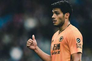 Raúl Jiménez: Se une a leyendas y jugadores en lucha contra racismo y violencia