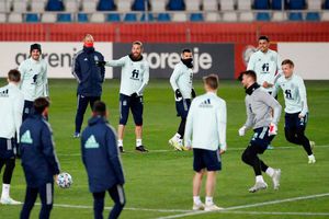 España utilizó lámparas de sus celulares para bañarse tras apagón en entrenamiento