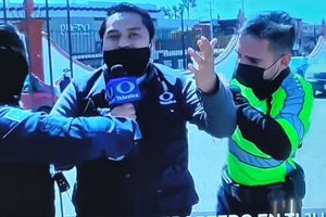 Video: Reportero fue detenido mientras realizaba un enlace en vivo