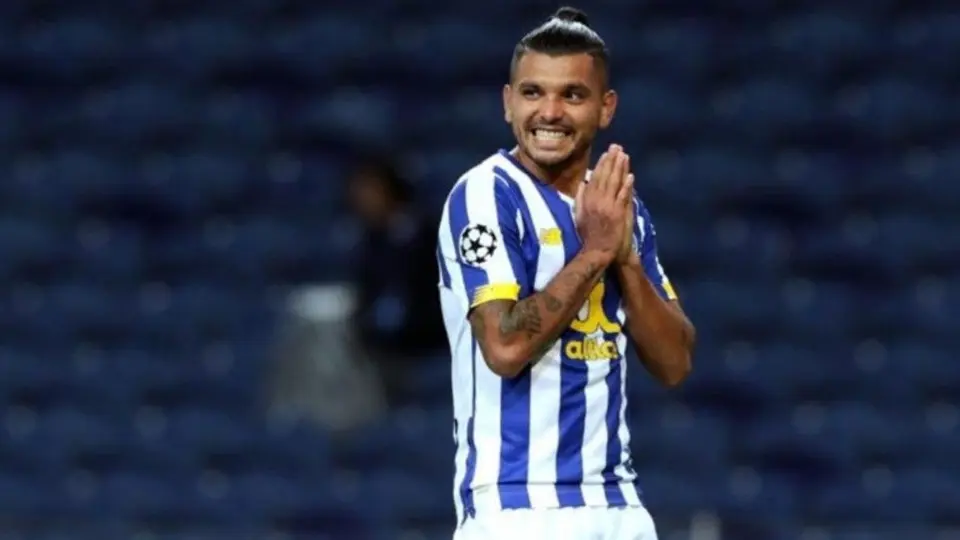 Tecatito Corona, nombrado el mejor jugador del año por el diario O Jogo