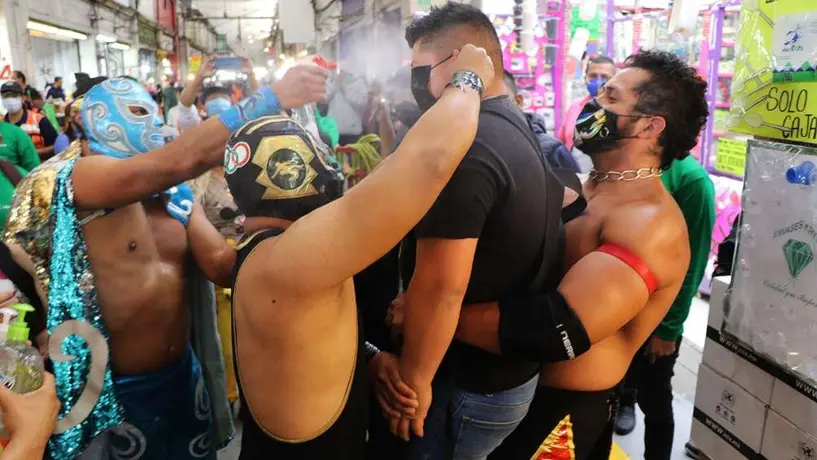 Luchadores del CMLL promovieron el uso de cubrebocas en la Central de Abastos