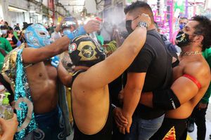 Luchadores del CMLL promovieron el uso de cubrebocas en la Central de Abastos