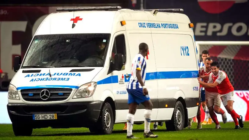 Video: Jugadores sacaron ambulancia a empujones durante el Porto vs Braga
