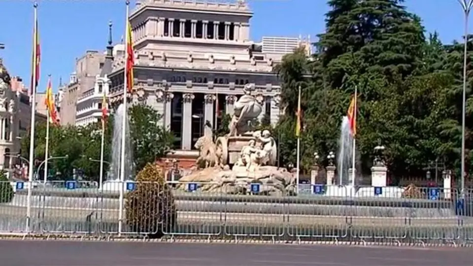 Fuente de Cibeles es protegida con vallas ante eventual festejo del Real Madrid