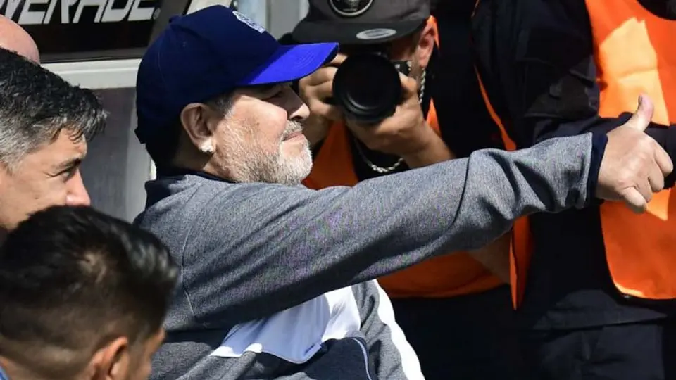 Maradona adquiere lujoso automóvil con luces y sirena de policía