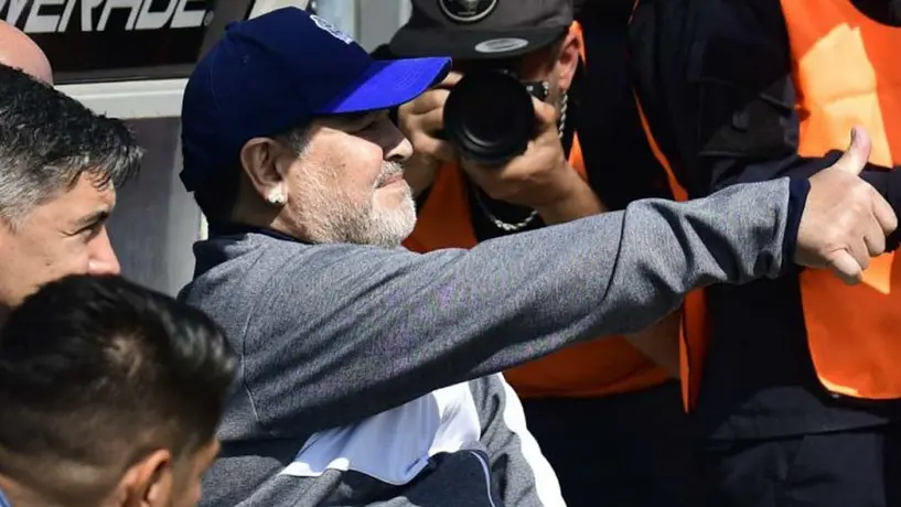 Maradona adquiere lujoso automóvil con luces y sirena de policía