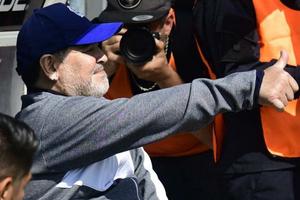 Maradona adquiere lujoso automóvil con luces y sirena de policía
