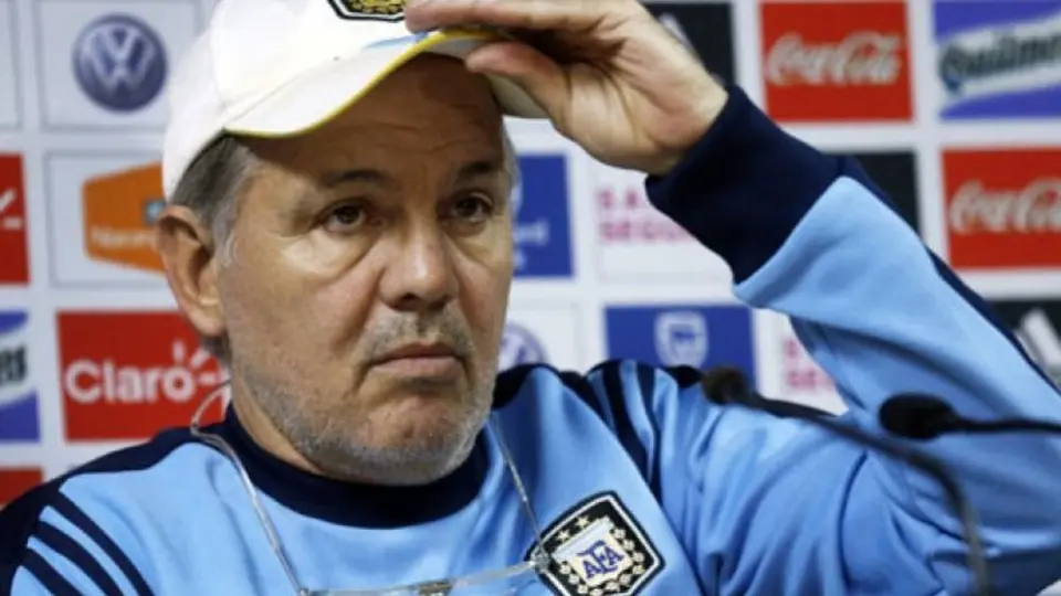 Maradona: Alejandro Sabella, hospitalizado de urgencia tras la muerte del Pelusa