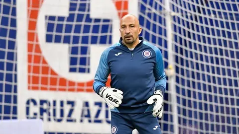 Cruz Azul: Óscar Pérez le echa una manita de 'conejo' a la Noria