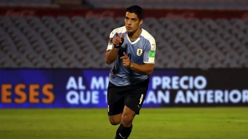 Luis Suárez y Cabecita Rodríguez se divirtieron jugando billar en concentración uruguaya