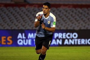 Luis Suárez y Cabecita Rodríguez se divirtieron jugando billar en concentración uruguaya