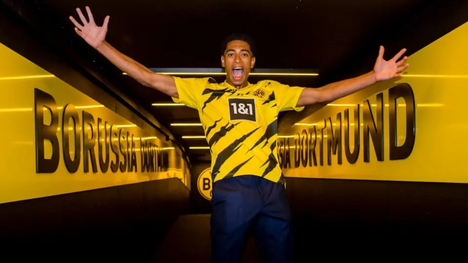 Video: Borussia Dortmund presentó a Jude Bellingham al ritmo de The Beatles