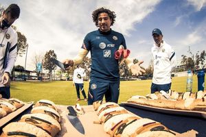 América: Jugadores de las Águilas partieron la Rosca de Reyes con Baby Yoda