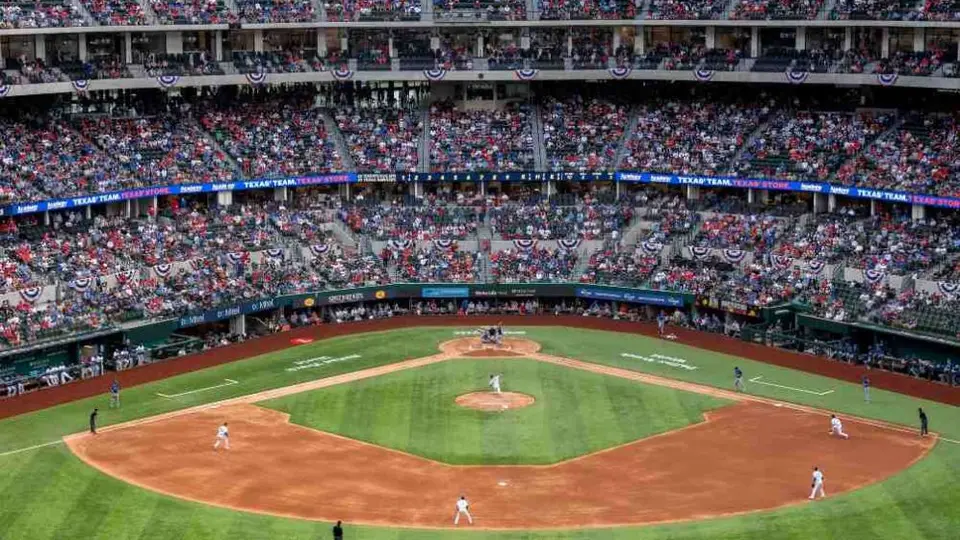 Rangers: 37 mil aficionados casi llenan el Globe Life Field en plena pandemia