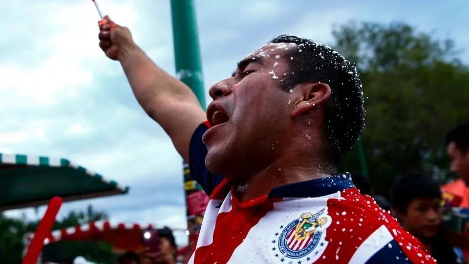 Chivas: Aficionados del Rebaño dejaron la sana distancia para apoyar previo al Clásico