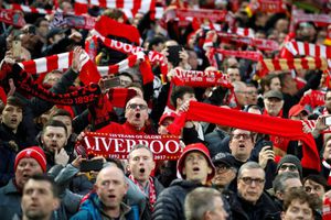 Video: Aficionados del Liverpool en Tailandia celebraron título con su propio desfile