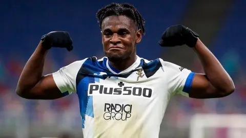 Serie A: Milan fue goleado a domicilio por el Atalanta, pero continúa como líder