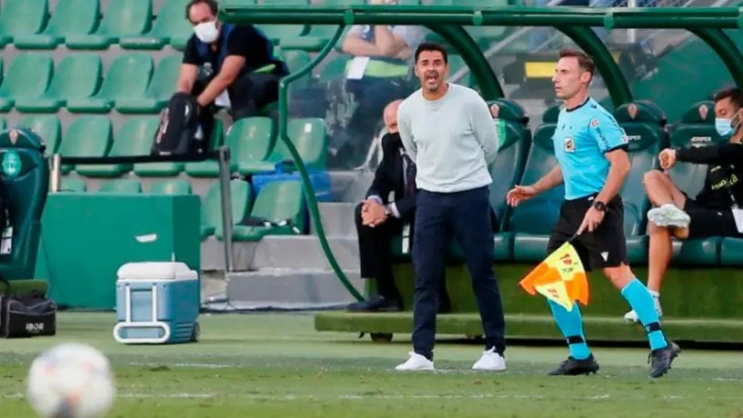 Video: Entrenador del Huesca hizo reto de la botella en pleno partido contra el Madrid