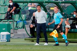 Video: Entrenador del Huesca hizo reto de la botella en pleno partido contra el Madrid