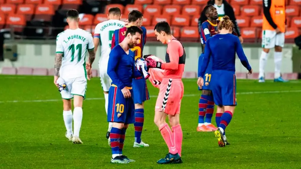 Portero del Elche reconoció sorpresa por intercambio de jersey con Messi