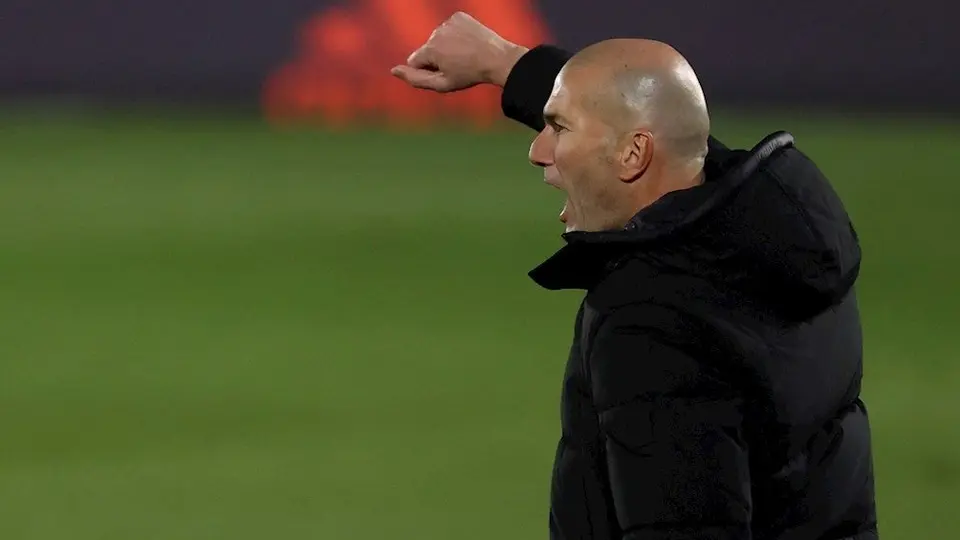 Zidane tira 'dardo' a Koeman: 'Molesta que siempre hablen de los árbitros'