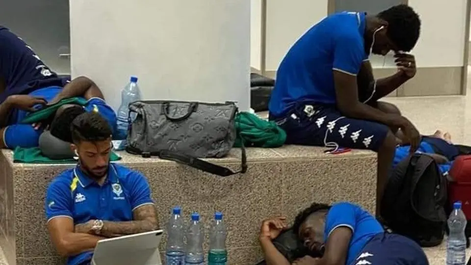Aubameyang, molesto por pasar noche en aeropuerto de Gambia: "¿Somos rehenes o qué?"