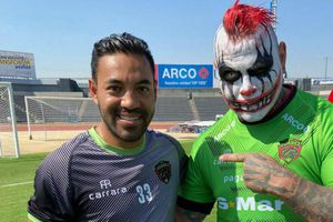 FC Juárez: Pagano le dio la bienvenida a Marco Fabián al estilo de la lucha libre