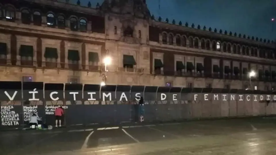 Feministas pintan vallas frente a Palacio Nacional con nombres de víctimas