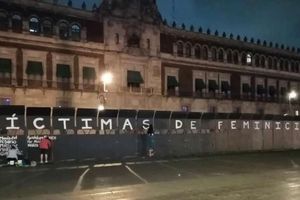 Feministas pintan vallas frente a Palacio Nacional con nombres de víctimas