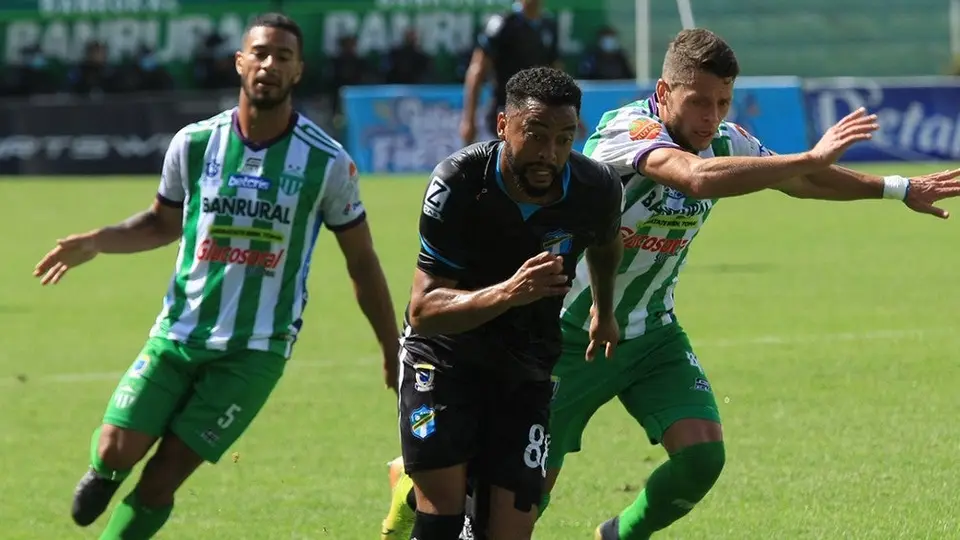 Partido en Guatemala fue suspendido por 10 positivos de Covid-19 en un equipo