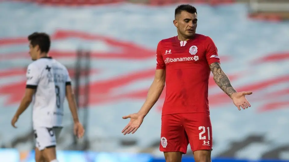 Toluca: Cuelgan mantas para exigir buenos resultados al equipo