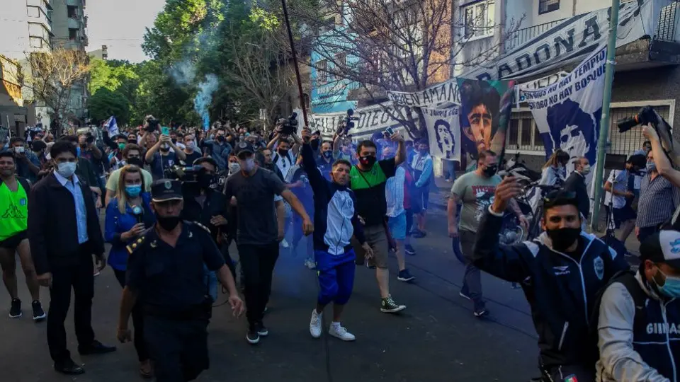 Diego Maradona: Aficionados apoyan a El Diego a las afueras del hospital donde será operado