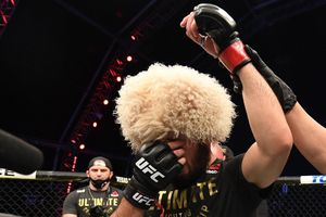 UFC: Nurmagomedov anunció su retiro tras vencer a Gaethje